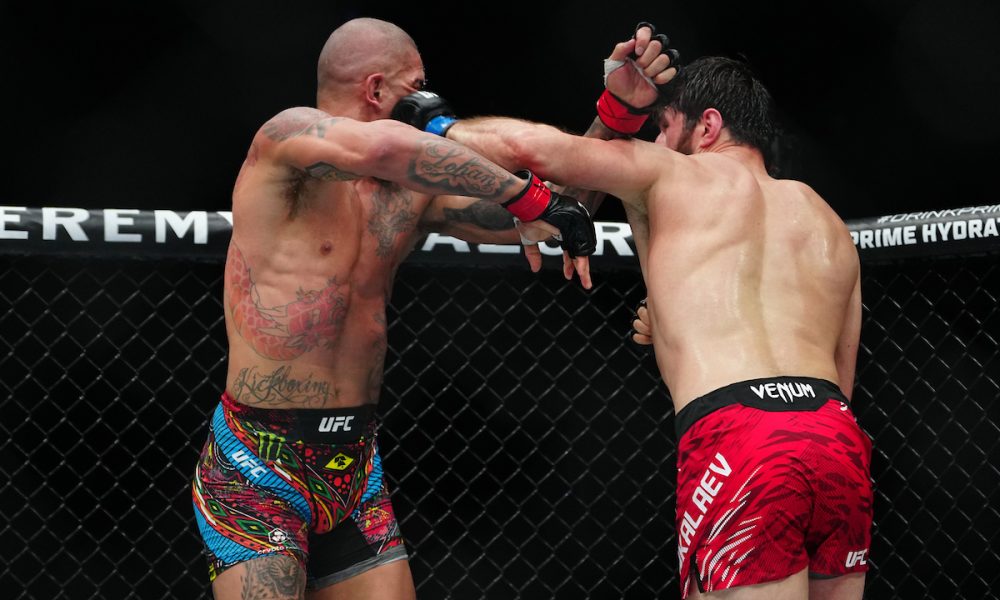 Magomed Ankalaev acerta soco em Alex Poatan no UFC 313