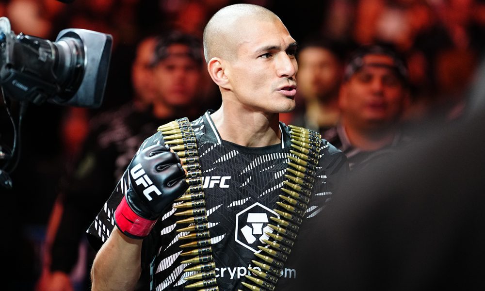 Edgar Cháirez entra no arena para competir no UFC México com um colete de balas de fuzil nos ombros