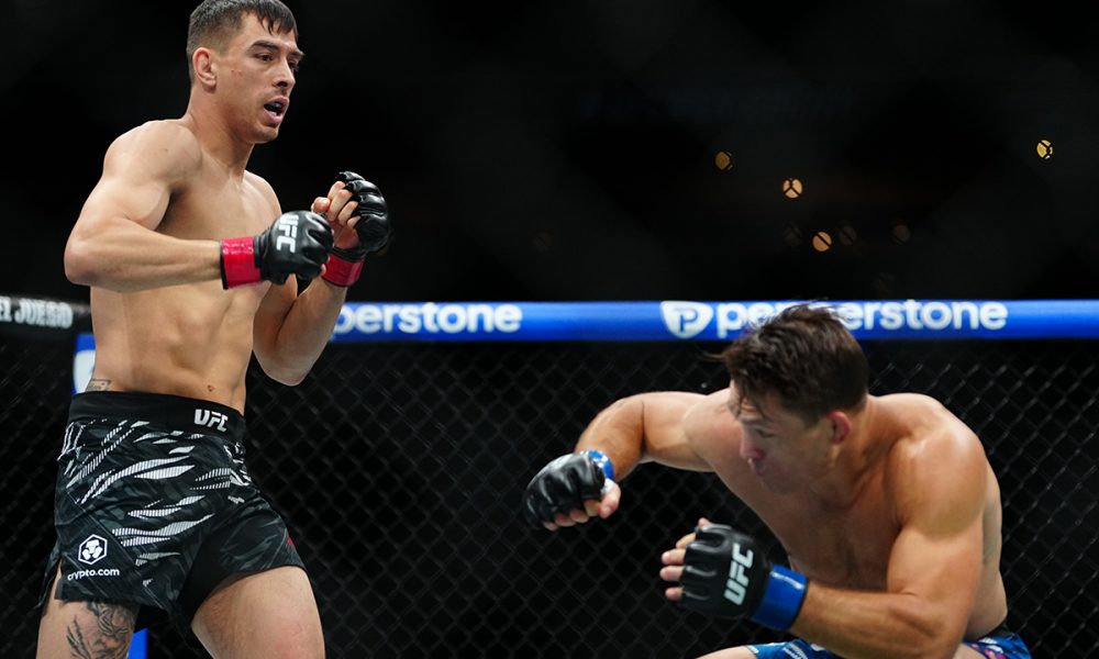 Manuel Torres observa o rival Drew Dober cair após desferir um golpe em seu rosto