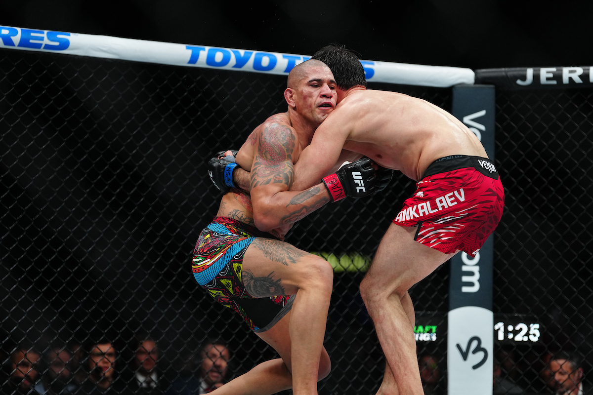 Ankalaev pressiona Poatan no clinch para tentar levar a luta para o solo
