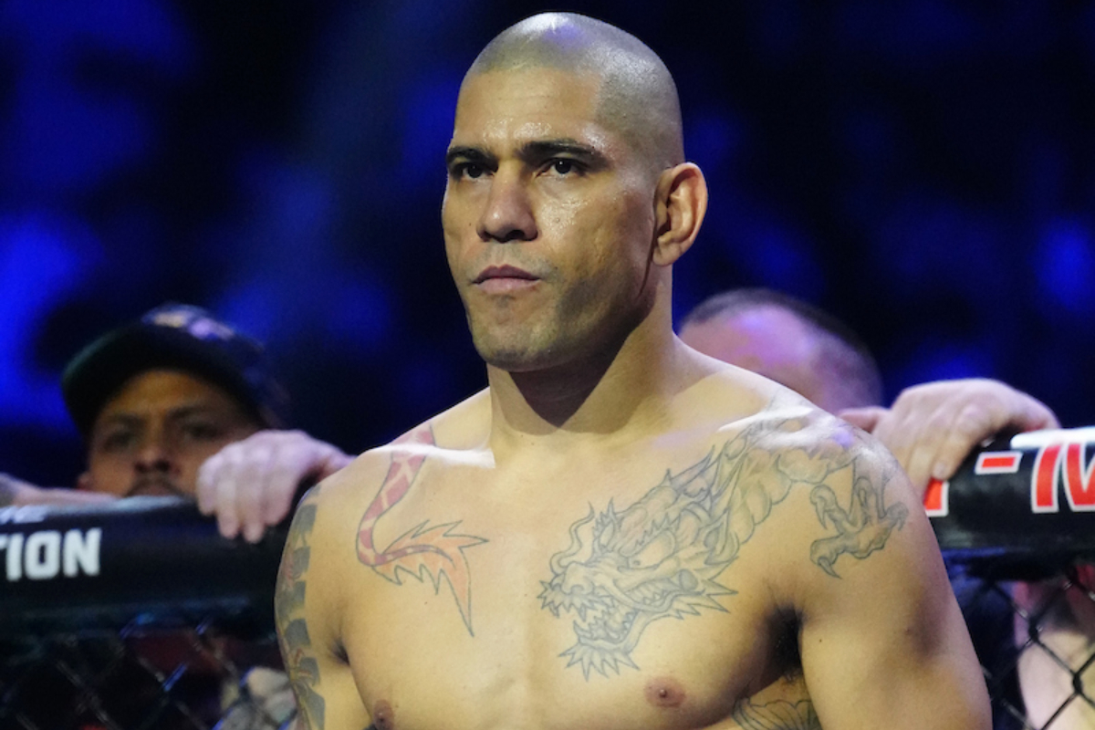 De semblante fechado, Alex Poatan aguarda o início de sua luta no UFC 313