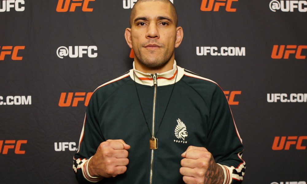 De punho cerrado, Alex Poatan posa para foto durante media day do UFC 313