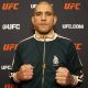 De punho cerrado, Alex Poatan posa para foto durante media day do UFC 313