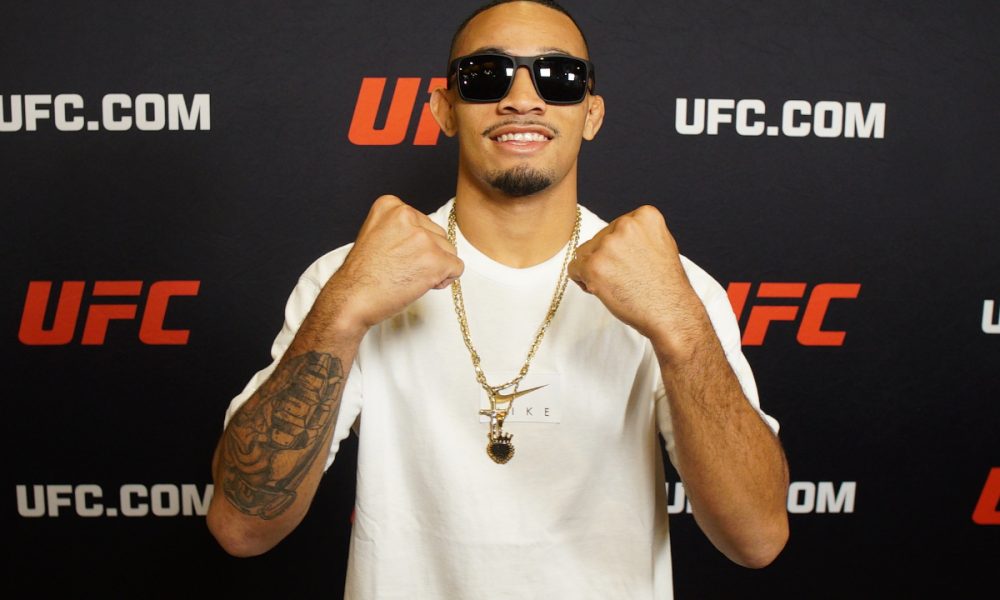 De óculos escuros e cordão, André Mascote posa para foto no media day do UFC Vegas 104