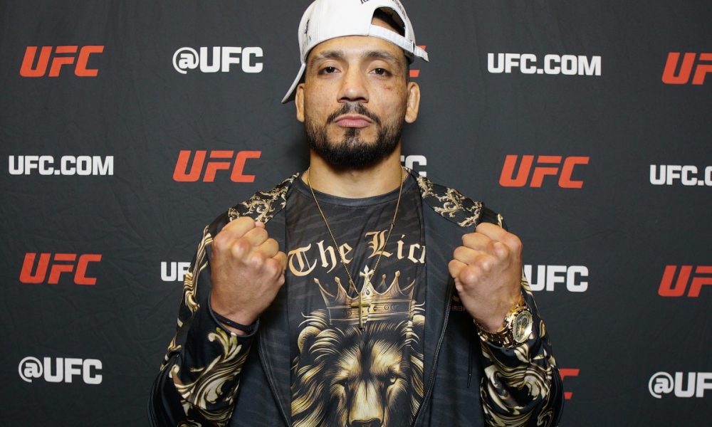 De boné e punhos cerrados, Carlos Leal posa para foto durante o media day do UFC 313