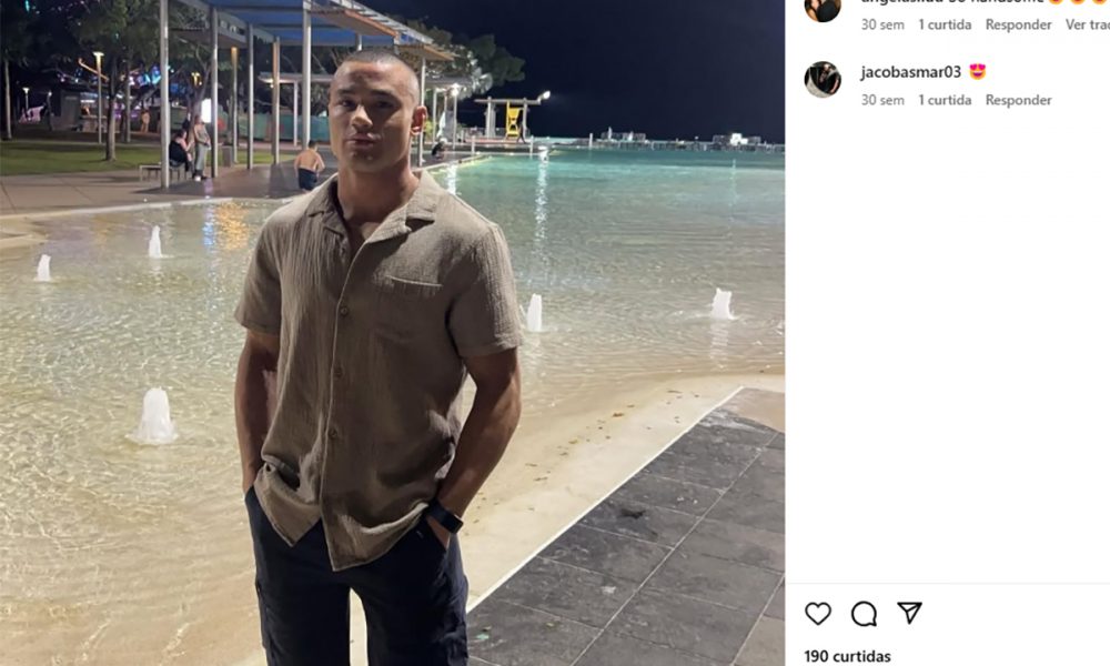 Jake Sendler posa para foto, que foi reproduzida em suas redes sociais