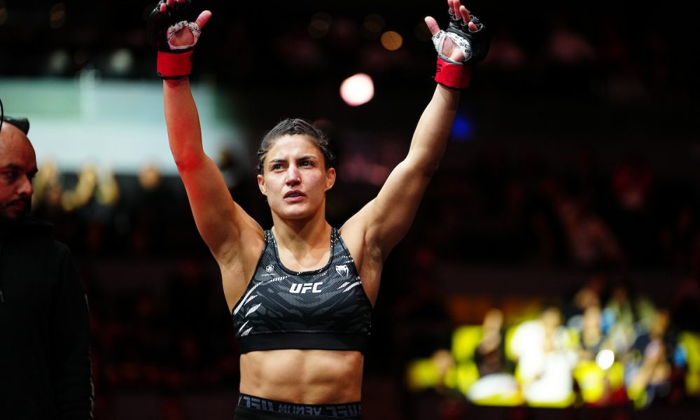 Lupita 'Loopy' Godinez se prepara para entrar no octógono montado para o UFC México