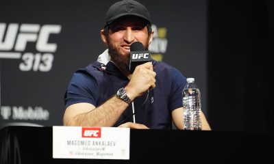 Ankalaev sorri ao provocar Poatan na coletiva do UFC 313