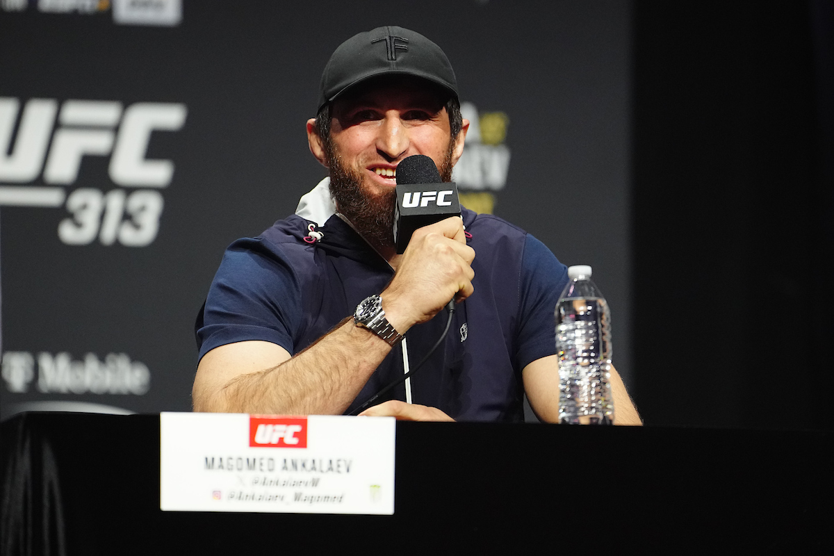 Ankalaev sorri ao provocar Poatan na coletiva do UFC 313