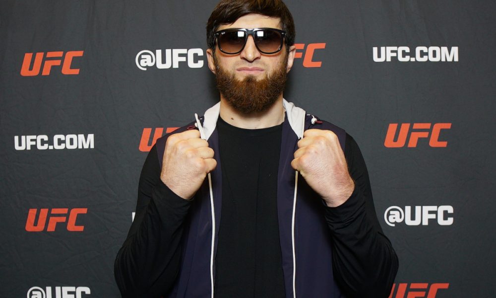 Simulando a guarda e de óculos escuros, Magomed Ankalaev posa para foto durante o media day do UFC 313