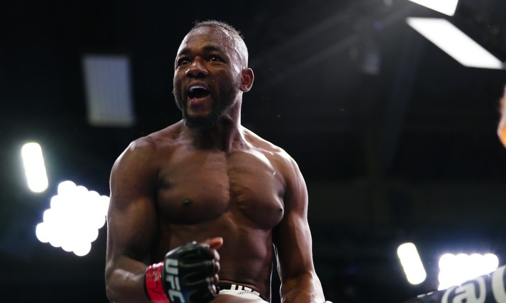 Manel Kape celebra vitória no UFC Vegas 103