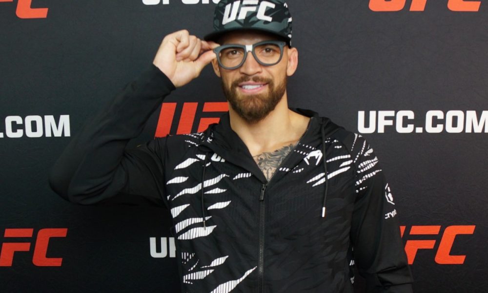 De óculos da Fighting Nerds, Maurício Ruffy posa para foto após vitória no UFC 313