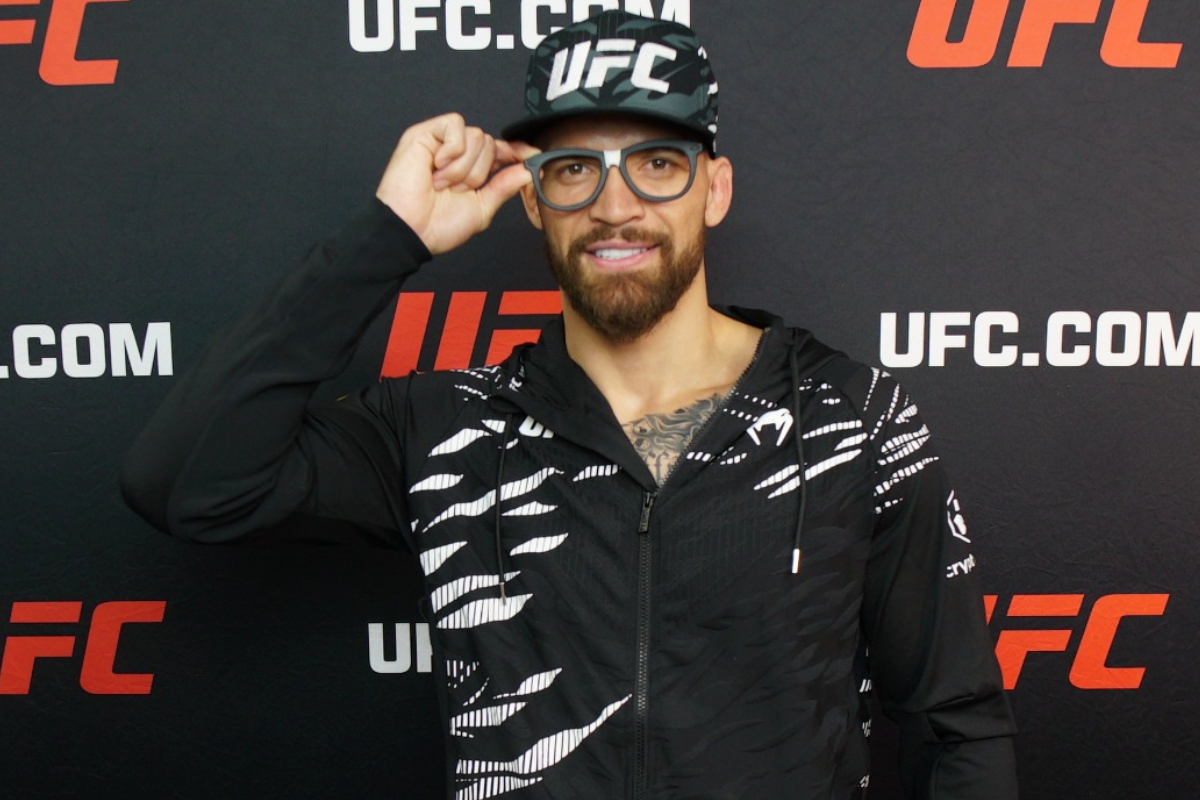 De óculos da Fighting Nerds, Maurício Ruffy posa para foto após vitória no UFC 313