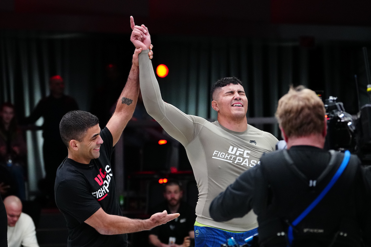 Victor Hugo comemora vitória sobre Nick Rodriguez no UFC Invitational 10