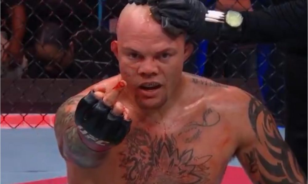 Anthony Smith mostra o dedo do meio para torcedor após derrota no UFC Kansas City