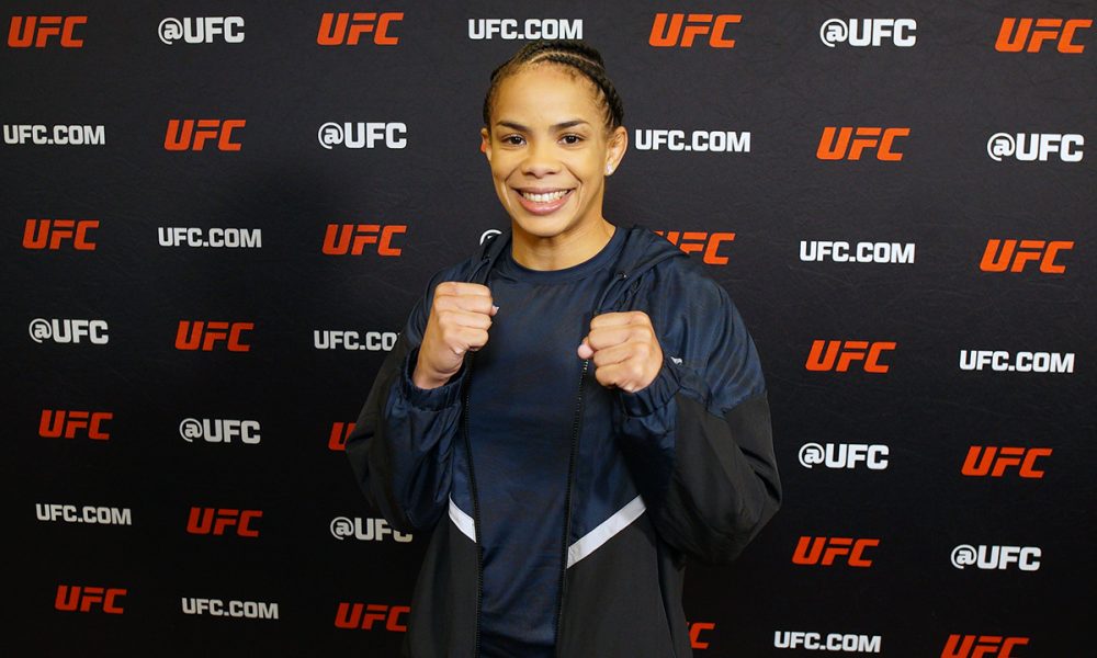 Dione Barbosa posa para fotos após conceder entrevista para a Ag Fight