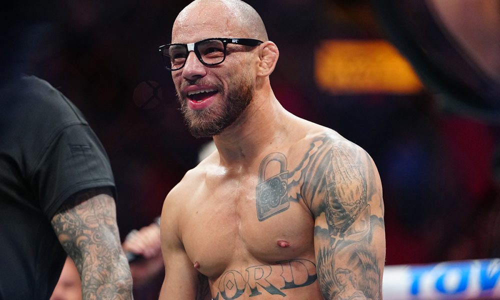 Jean Silva posa para fotos no octógono após vencer sua luta no UFC 314