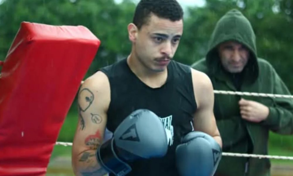 Lucas Lazarini com as luvas de boxe no ringue