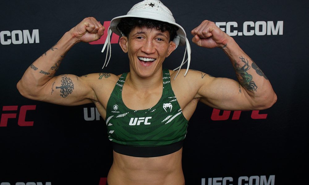 Virna Jandiroba posa para fotos após conceder entrevista para a reportagem da Ag Fight