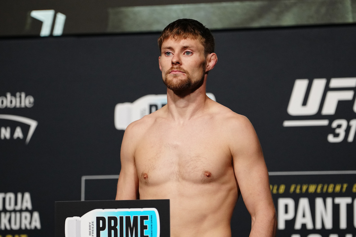 Bryce Mitchell passa pela balança no UFC 310