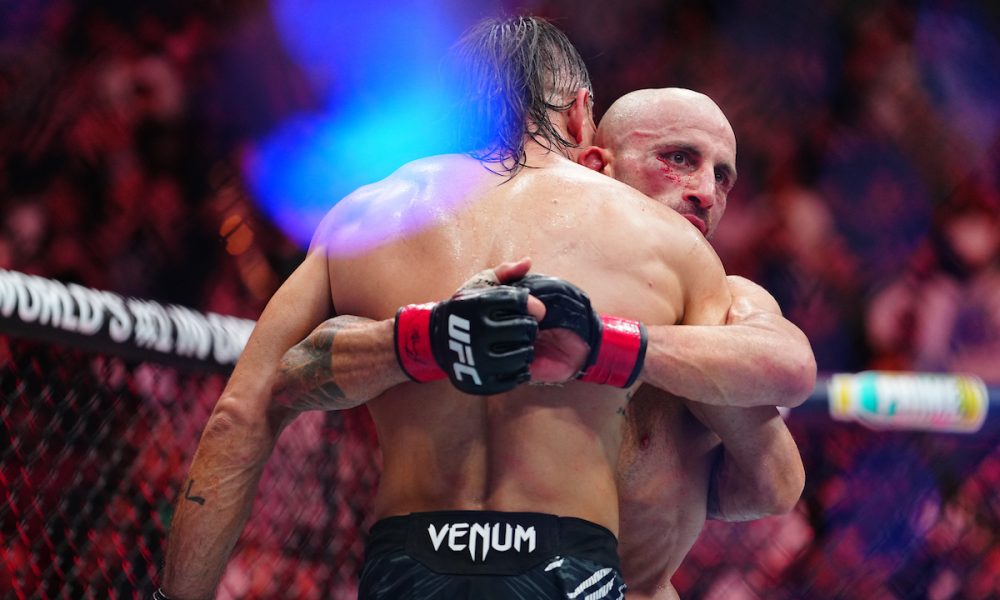 Diego Lopes e Volkanovski se abraçam após o UFC 314