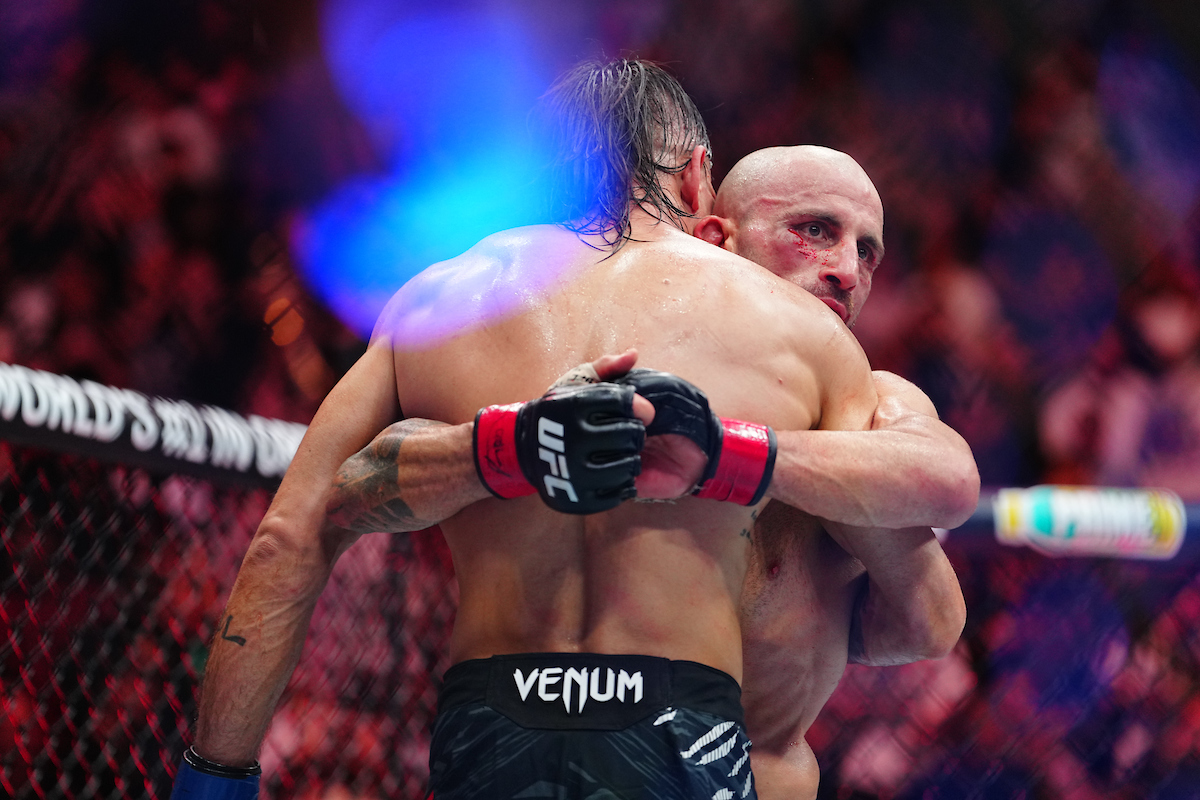 Diego Lopes e Volkanovski se abraçam após o UFC 314