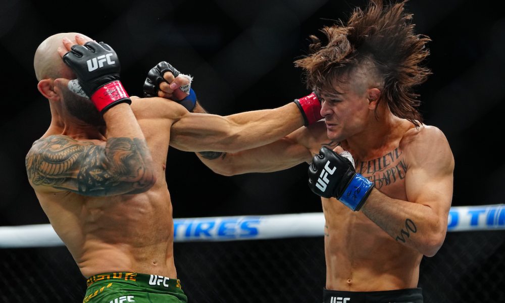 Diego Lopes e Volkanovski trocam socos no UFC 314