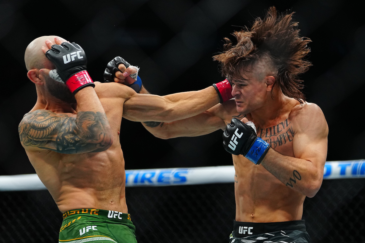 Diego Lopes e Volkanovski trocam socos no UFC 314