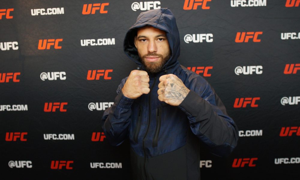 De punhos cerrados, Jean Silva durante o media day do UFC 314