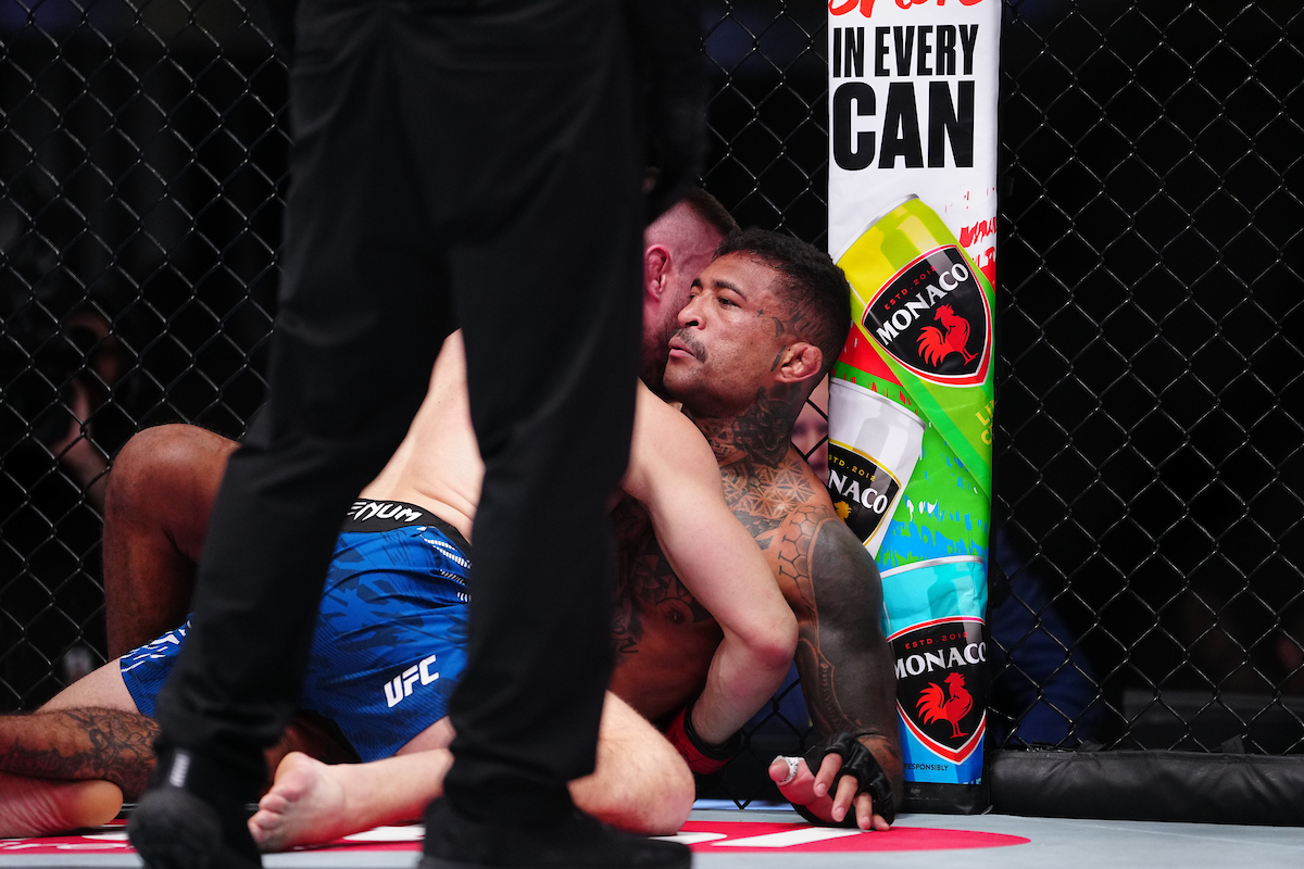 Pat Sabatini abafa Tubarão ao melhor estilo 'carrapato' no UFC Vegas 105