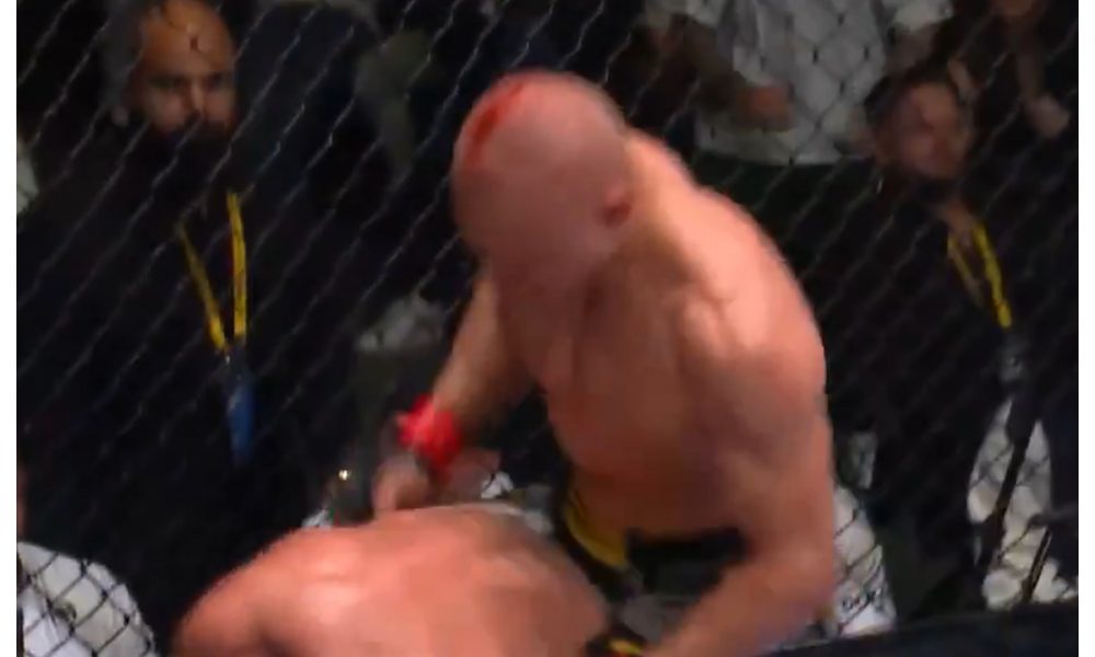 Max Holzer dando sarrada em Deniz Ilbay no Oktagon 69