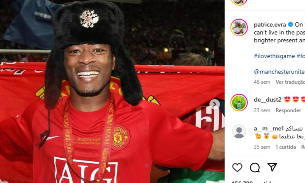 Patrice Evra comemora título com a camisa do Manchester United