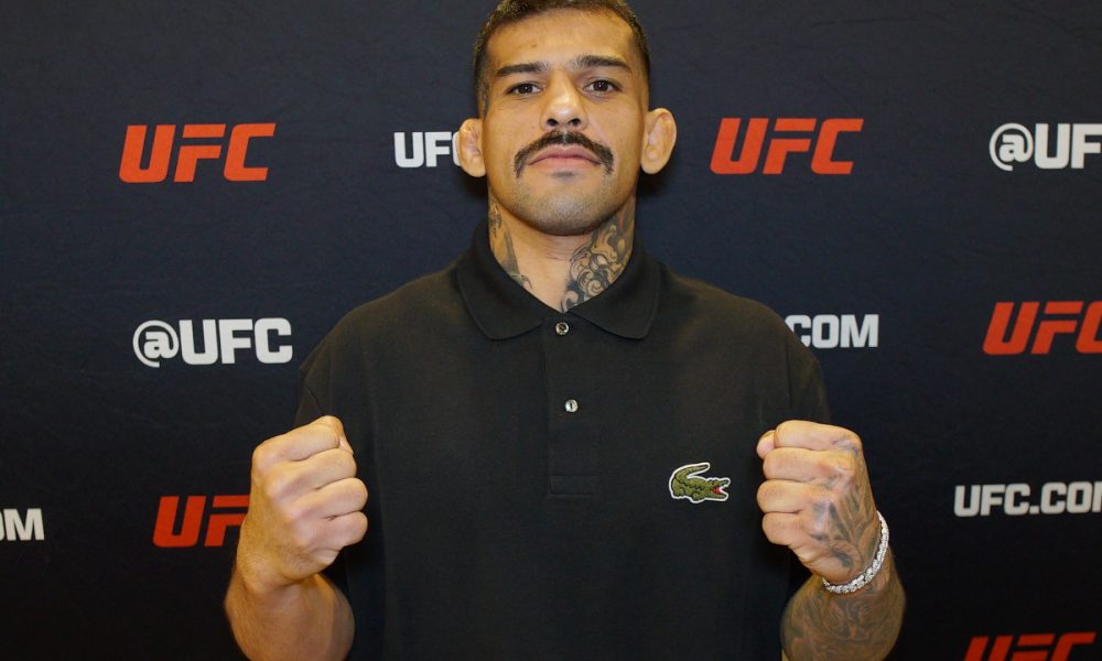 Pedro Falcão posa para foto durante o media day do UFC Vegas 105