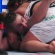 Talita Alencar coloca o peso por cima de Vanessa Demopoulos no UFC Vegas 105