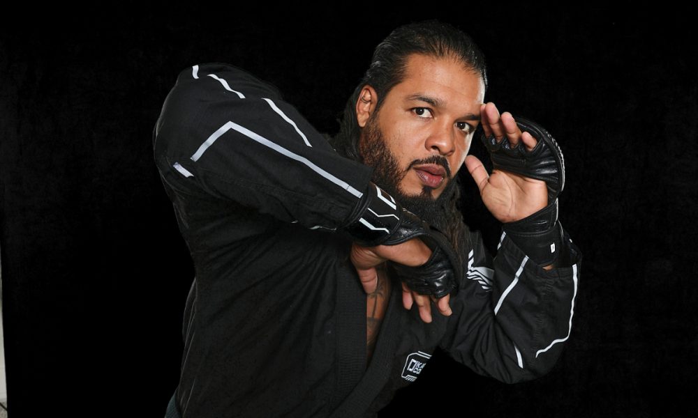 Tyrone Spong em foto divulgação para estreia no Karate Combat