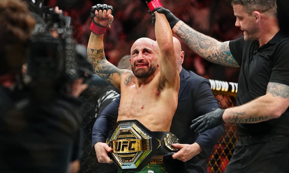 Volkanovski comemora vitória no UFC 314 com o cinturão dos penas na cintura