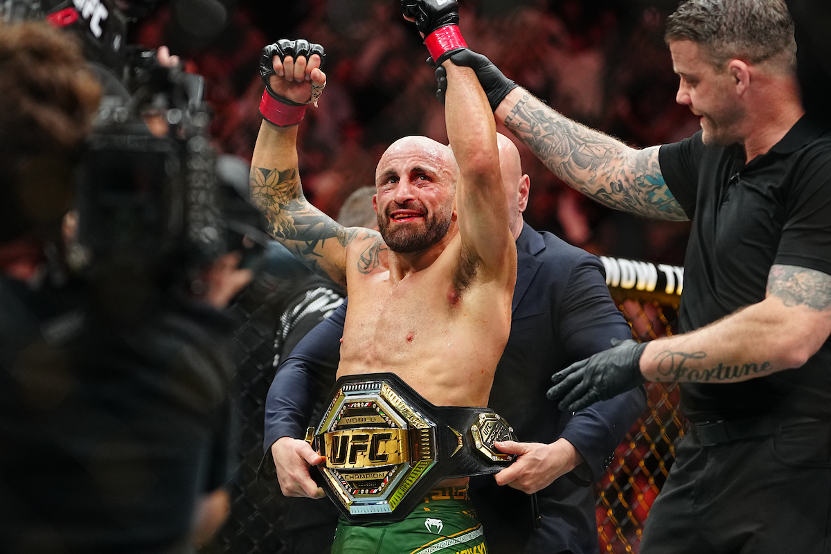 Volkanovski comemora vitória no UFC 314 com o cinturão dos penas na cintura