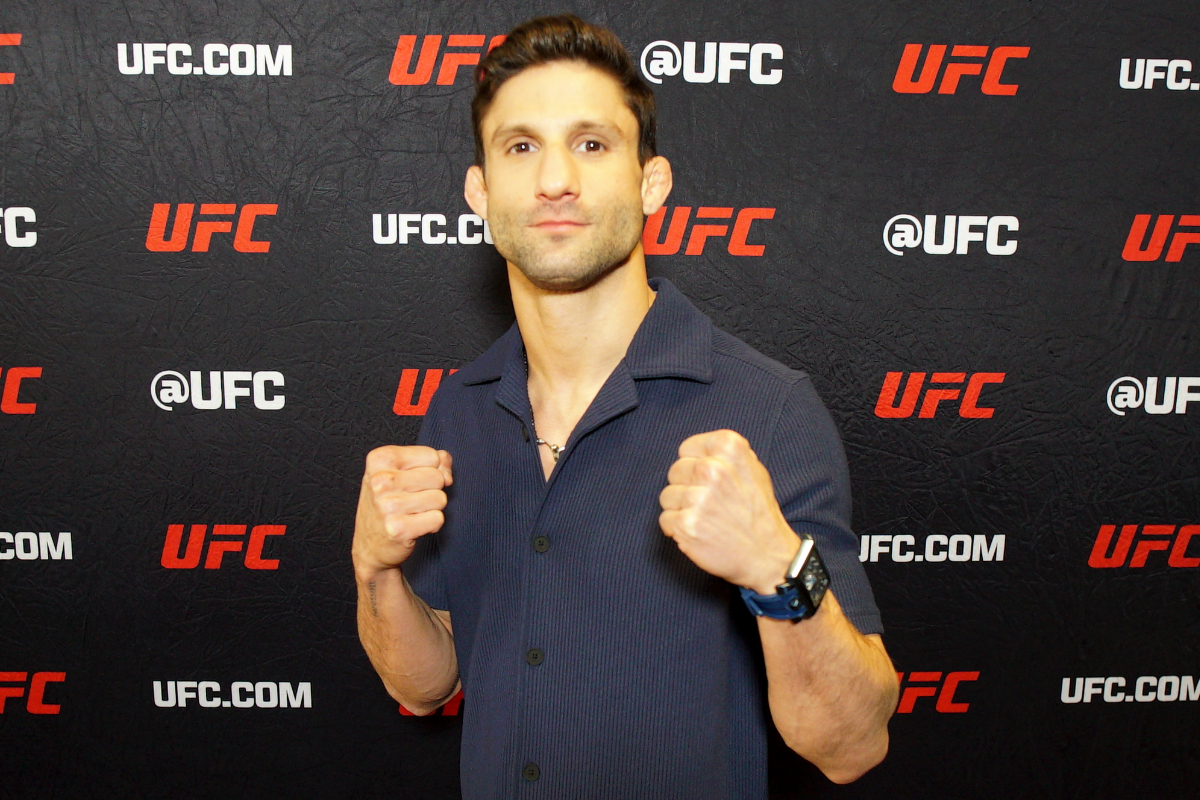 De punhos cerrados, Allan Puro Osso posa para foto durante o media day do UFC 107