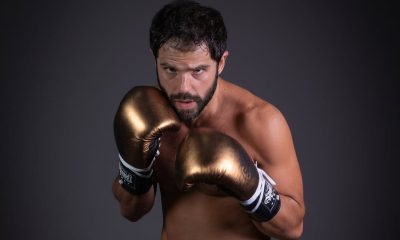 Duda Nagle com os punhos cerrados de luva dourada de boxe