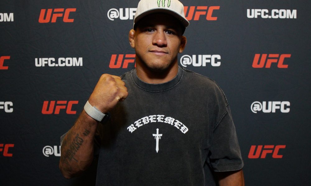 De boné e punho cerrado, Durinho posa para foto no media day do UFC Vegas 106