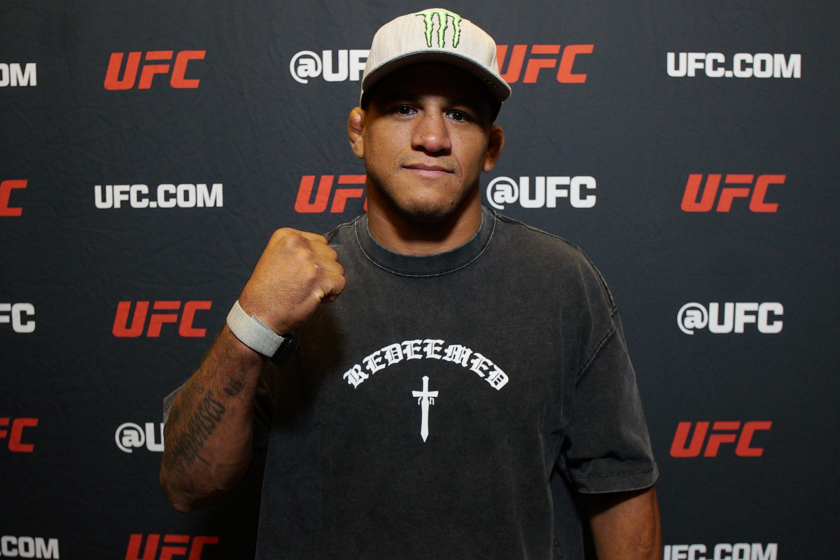 De boné e punho cerrado, Durinho posa para foto no media day do UFC Vegas 106