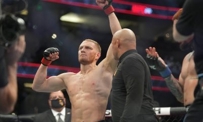 Jack Della Maddalena tem o braço erguido após vitória no UFC