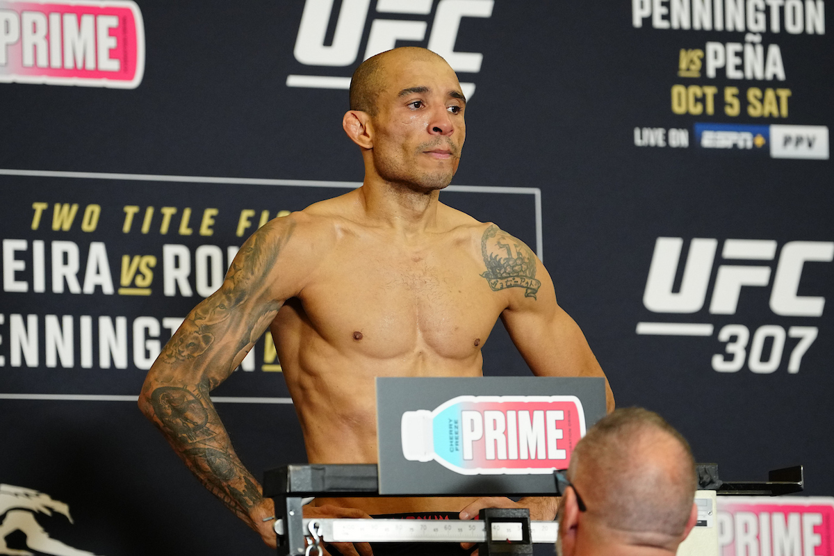 José Aldo passa pela balança do UFC