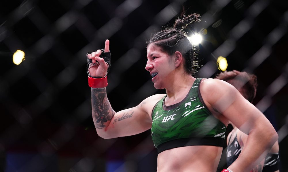 Ketlen Vieira comemora vitória no UFC Vegas 107