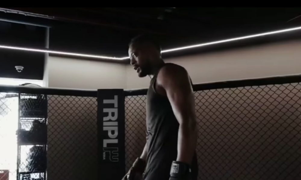 Patrice Evra durante treino de MMA