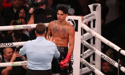 Ryan Garcia encostado no córner do ringue de boxe