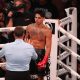 Ryan Garcia encostado no córner do ringue de boxe