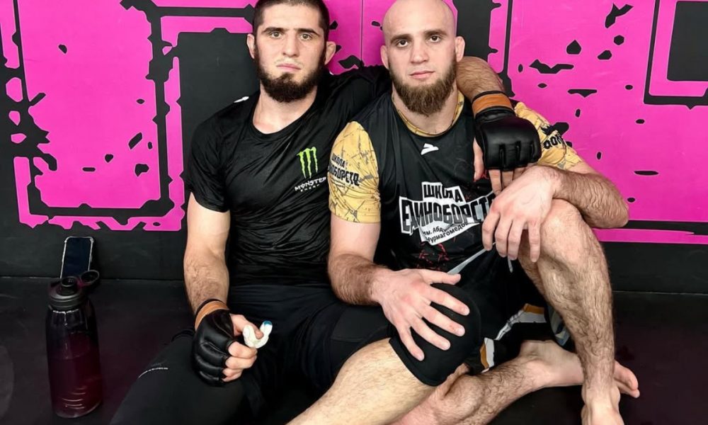 Islam Makhachev e Movlid Khaybulaev em foto após treino