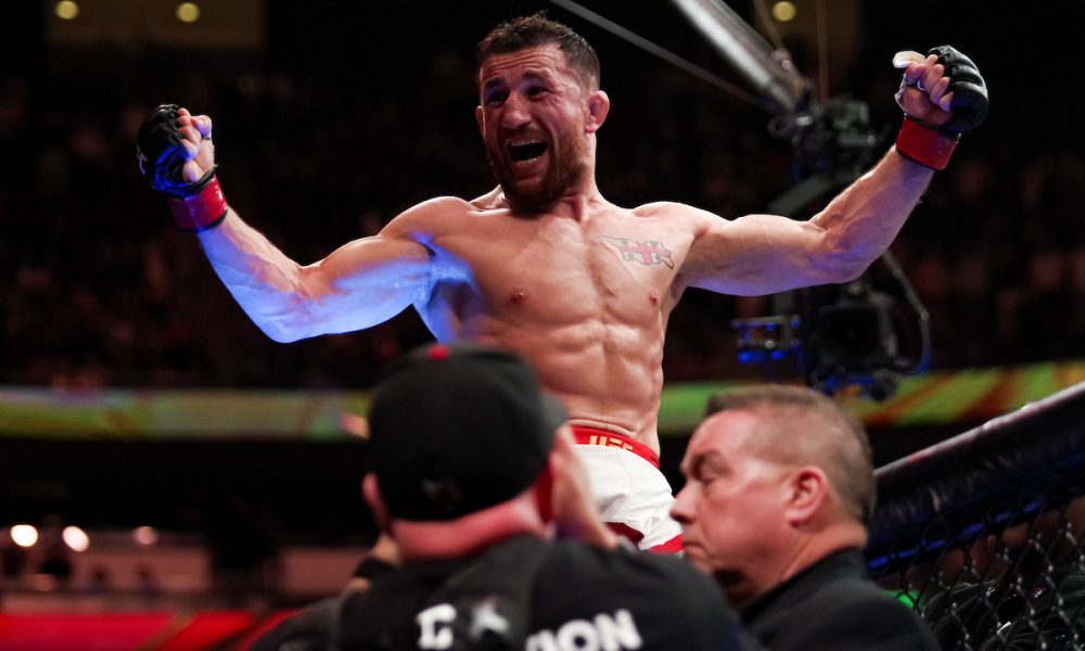 Merab Dvalishvili comemora sua vitória no UFC 316
