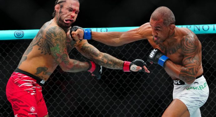 Aos 38 anos, Raoni Barcelos derrota ex-campeão e chega à 3ª vitória seguida no UFC